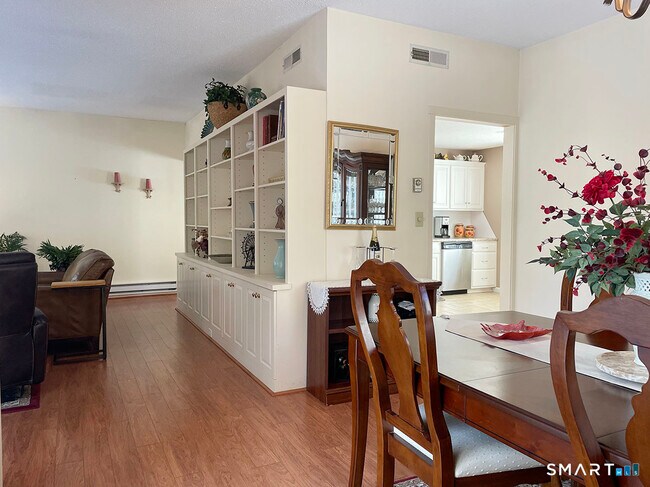 Building Photo - 6 Heritage Crest Dr