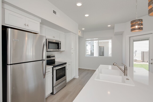 Building Photo - Now Leasing! Brand New, Location, Communit...