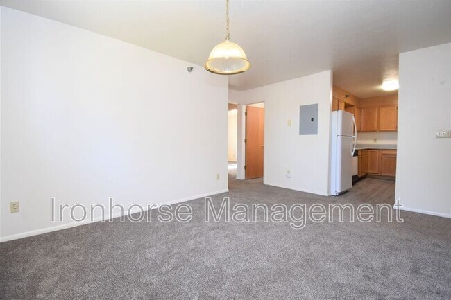 Building Photo - 813 W Villard St