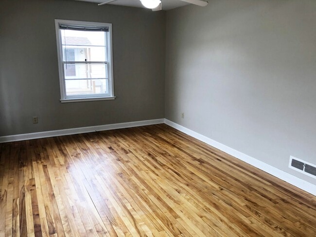 Building Photo - 2 BR Ranch Style Home with Fenced-in Back Yard & 1-Car Detached Garage