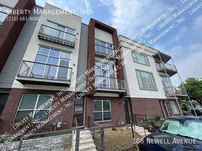 Primary Photo - 2BR/3.5 bath rental townhouse near Pearl B...