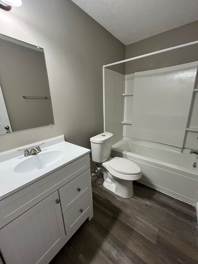 Building Photo - 2 bedroom/1 bathroom