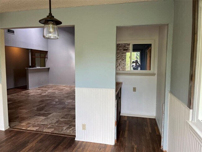 Building Photo - 602 Splitrock