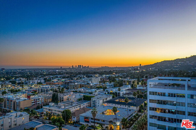 Building Photo - 7135 Hollywood Blvd