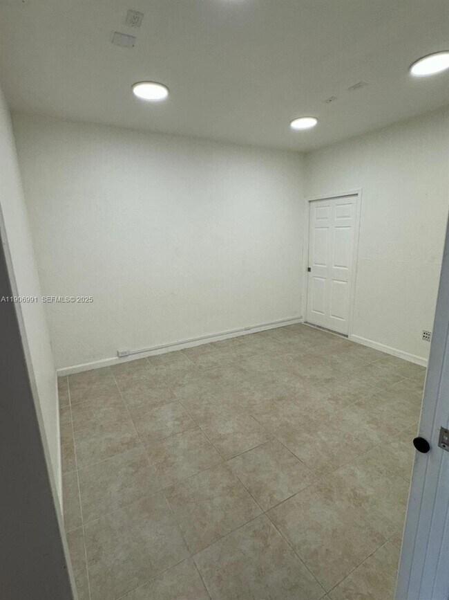 Building Photo - 297 Las Brisas Cir