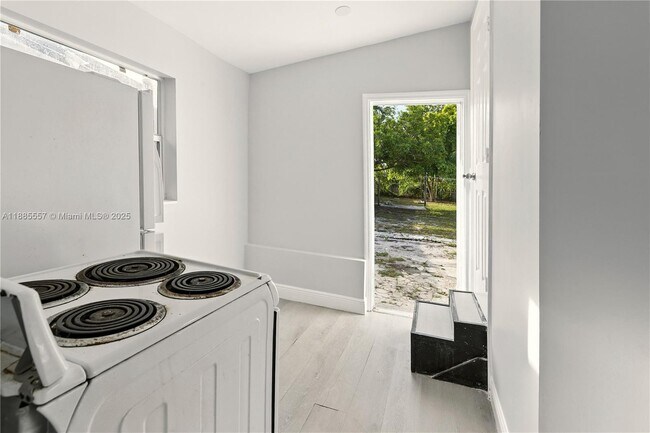 Building Photo - 3633 SW 12th Ct
