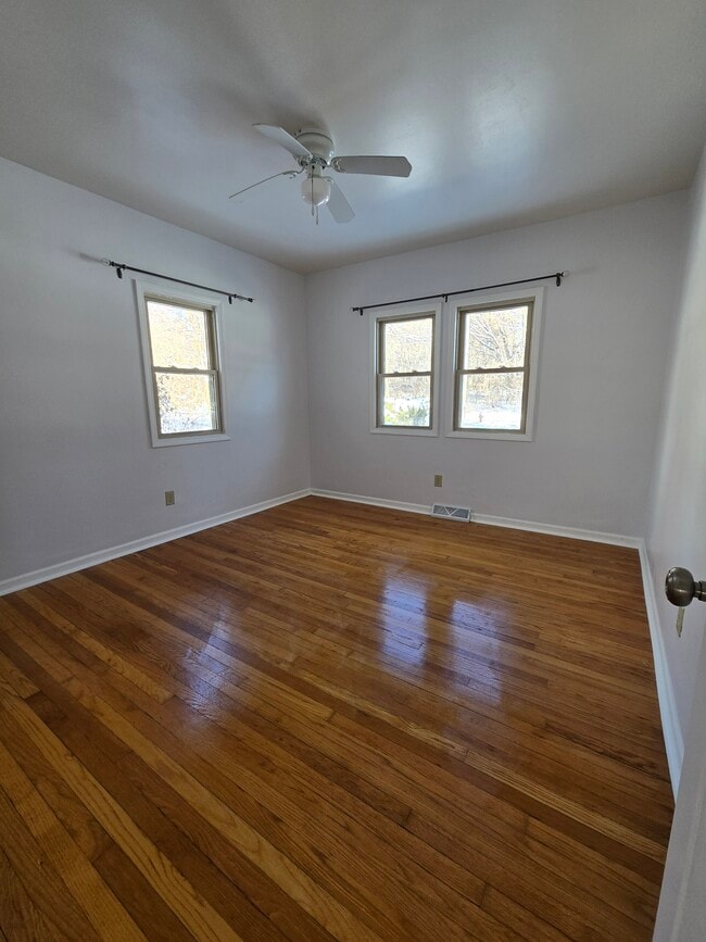 Building Photo - 1412 Lake Dr