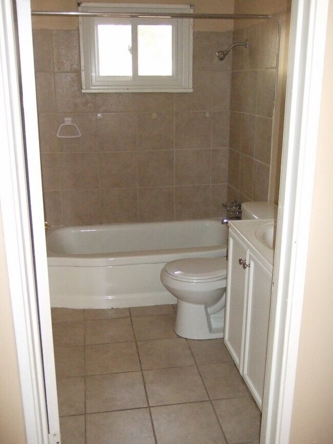 Building Photo - 626 Meadowview Dr