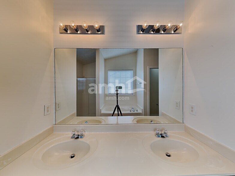Building Photo - 307 Meadows Ln