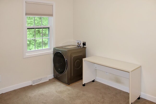 Building Photo - Furnished 2-bedroom / 1-bath