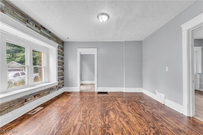 Building Photo - 1174 La Croix Ave