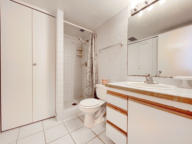 Building Photo - Pet Friendly Furnished Waikiki Studio with Central A/C and Parking. Utilities Included in Rent.
