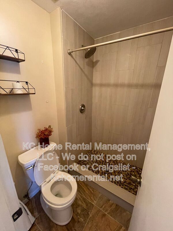 Building Photo - 209 Woodbridge Ln