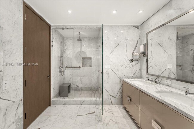 Building Photo - 15701 Collins Ave