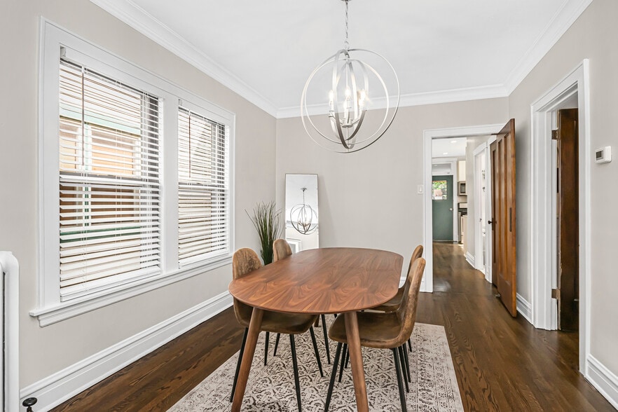 Dining Room with comfortable seating for 4. - 2460 W Cullom Ave