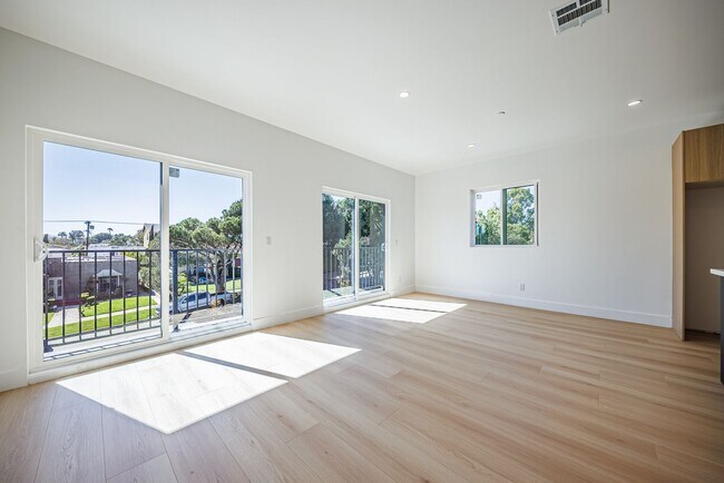 Building Photo - 1330 S Longwood Ave
