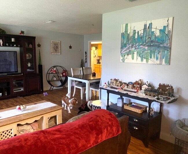 Building Photo - 700 Lindenwood Cir E