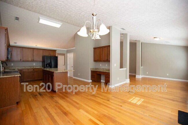 Building Photo - 6 Woodmere Ct
