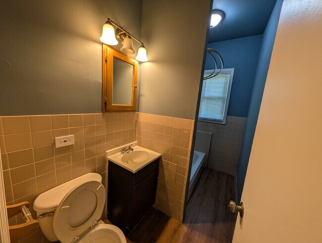 Building Photo - Spacious 1BR/1BA with Off-Street Parking – $1,000/Month