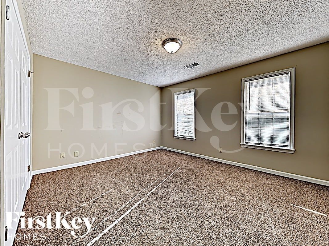 Building Photo - 3718 Old Creek Cove