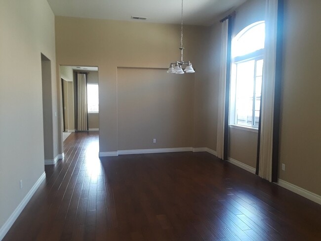 Building Photo - Large home with mountain views near the University of Nevada