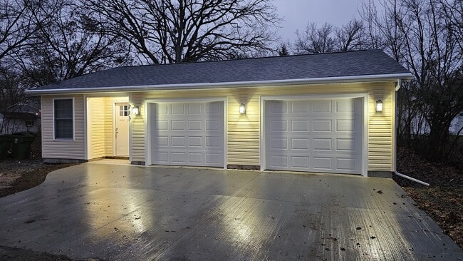 Building Photo - 715 W 8th St