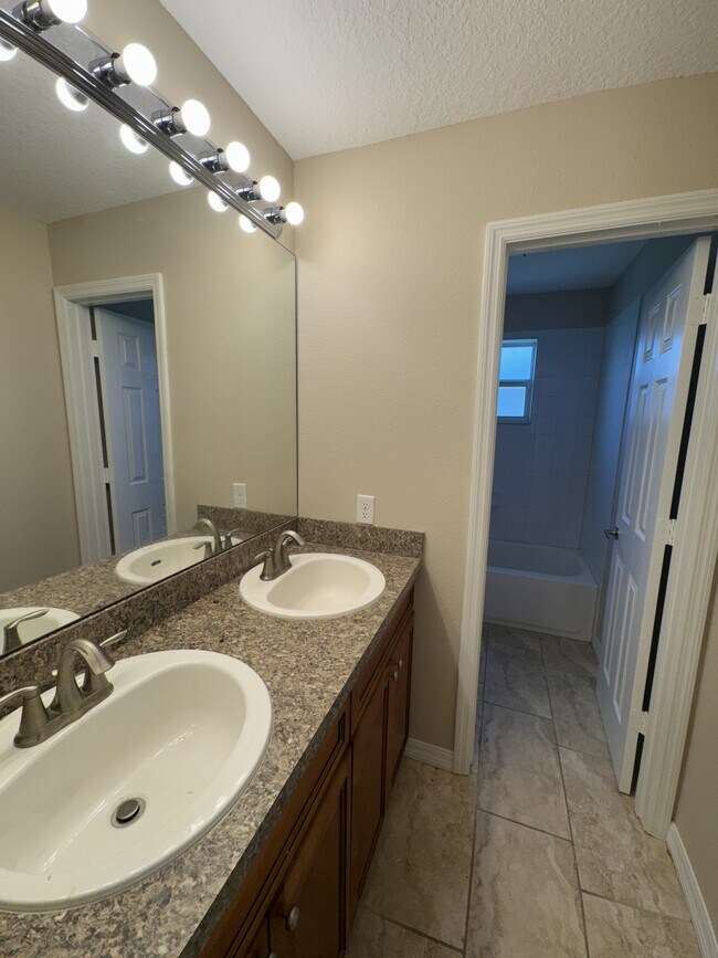 Building Photo - 527 Bristol Cir