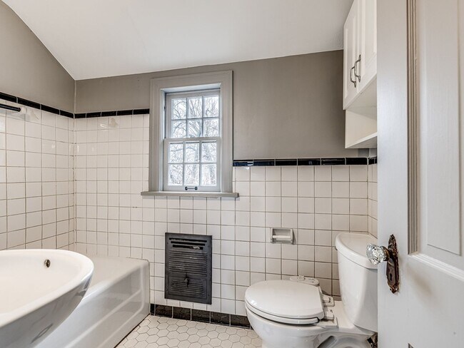 Building Photo - Charming 2bed/1.5 bath minutes from Plaza in Aurora Neighborhood - Appliances, Garage + Storm She...