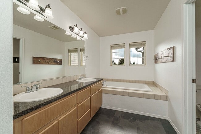 Building Photo - $500 Move In Special  4 Bedroom 2.5 Bath N...