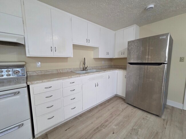 Building Photo - Burton 6-Plex