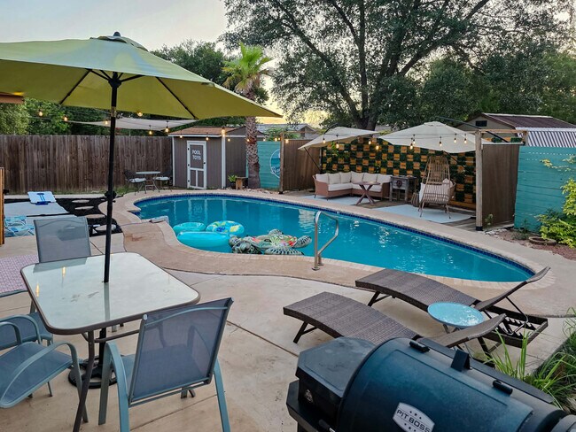 Building Photo - 4305 Temple Hill