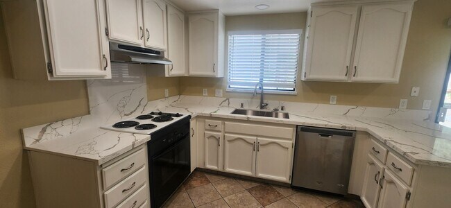 Building Photo - Updated 3 Bedroom 2 Bathroom Home in Pocke...