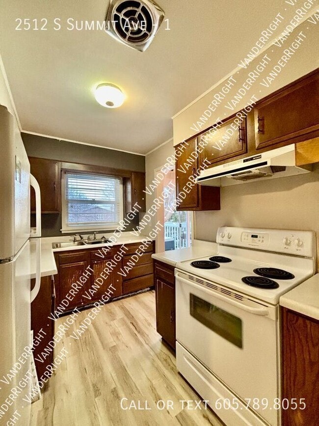 Building Photo - 2512 S Summit Ave