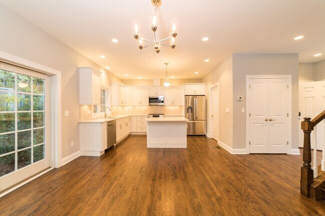 Building Photo - Luxury 3-Bed/1.5 Bath East Rock Condo Avai...