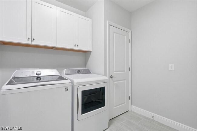 Building Photo - 2560 Seychelles Dr
