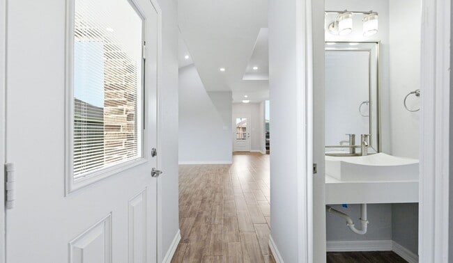 Building Photo - New Rental! Updated 3-bedroom/2 bath town home