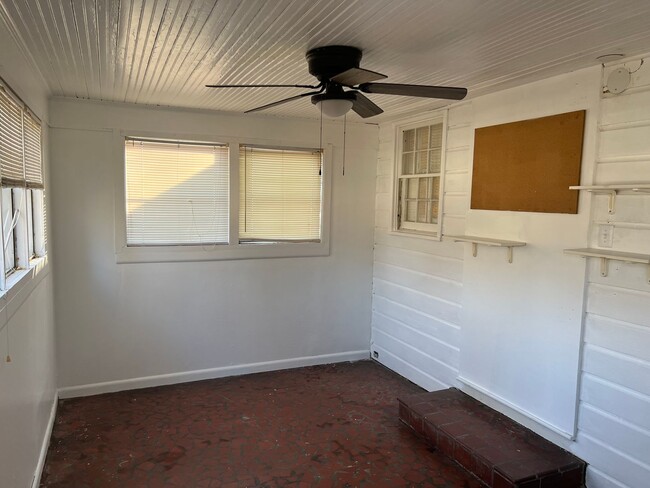 Building Photo - Beautiful 3 bedroom 1.5 bathroom house available!