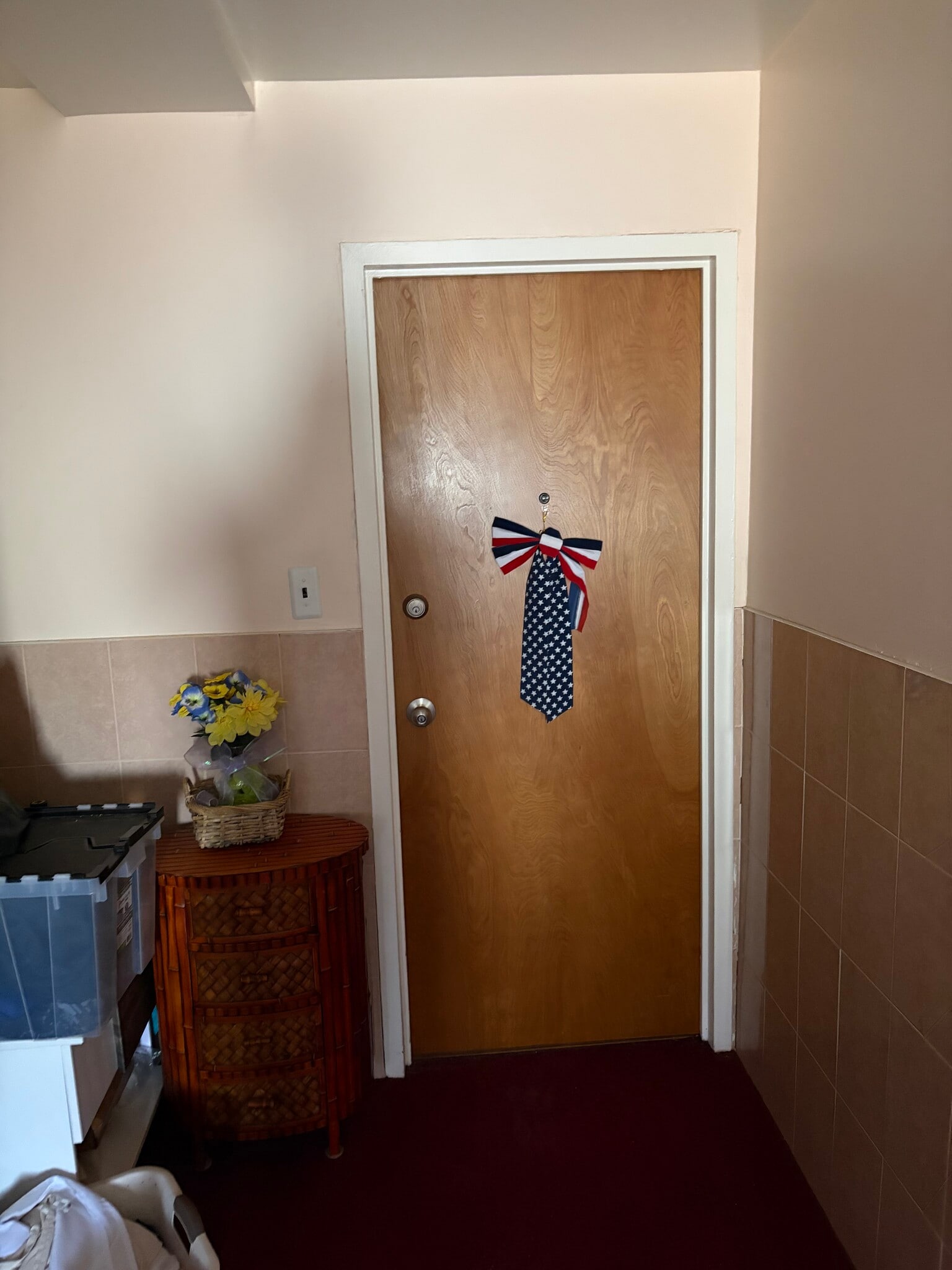 Walk-In apt’s entrance - 657 Edison Ave