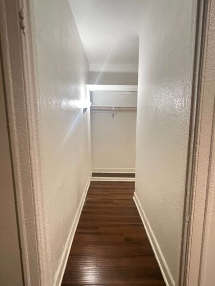 Building Photo - 904 S Catalina St