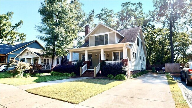 Building Photo - 2213 Roslyn Ave