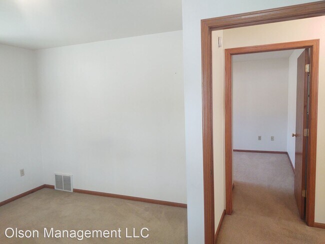 Building Photo - 300-314 Olson Ct