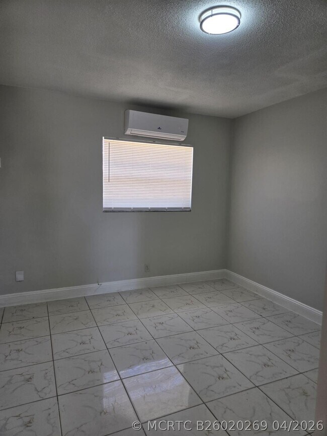 Building Photo - 581 NE 34th Ct