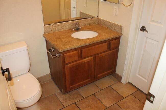 Building Photo - Charming 2BR/1BA Condo – Resort-Style Amen...