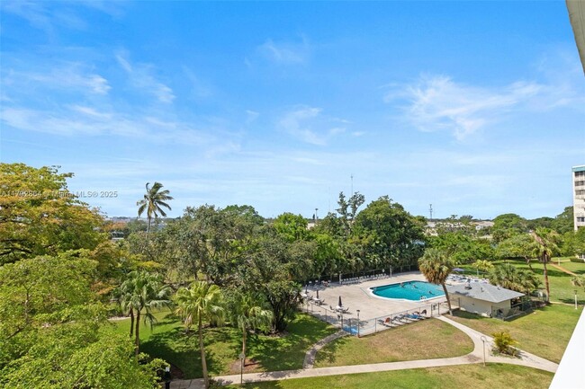 Building Photo - 4200 Hillcrest Dr