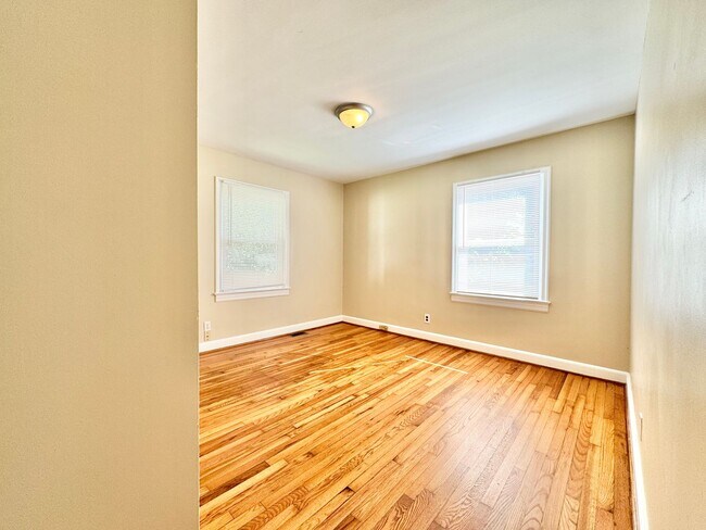Building Photo - 3808 Parkwood Dr