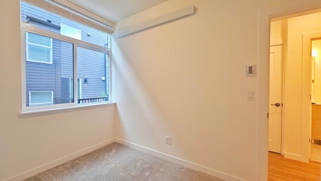 Building Photo - Modern 2 Bed 1.75 Bath Townhome in North B...