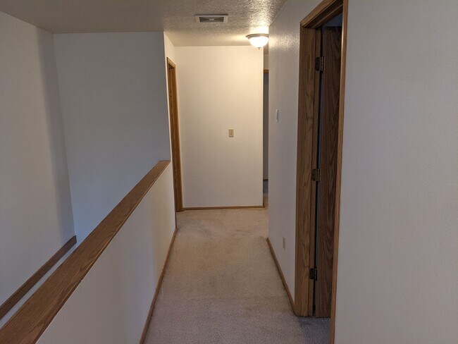 Building Photo - Large 4 bedroom