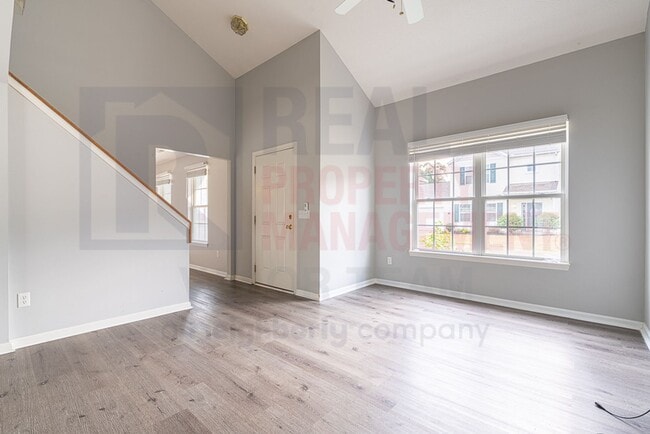 Building Photo - Beautifully maintained 3 Bed 2 Bath Home i...