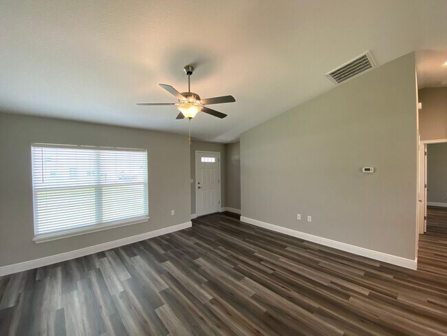 Building Photo - 13 Poplar Ln