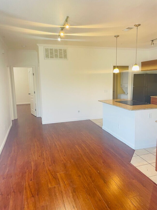 Building Photo - Beautiful North Davis 2bed/2 bath Upstairs...